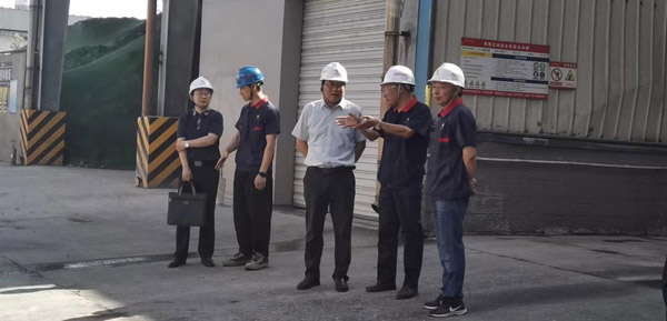 集團公司黨委委員、股份公司黨委書記、總經(jīng)理蔣培進到建材公司調(diào)研